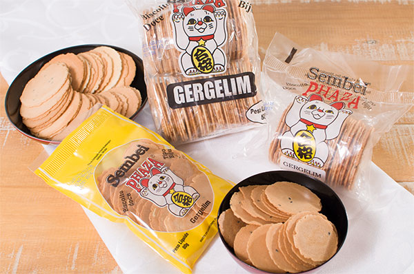 Três embalagens diferentes de sembeis de gergelim
